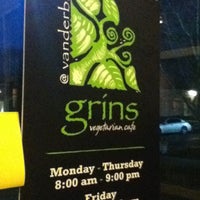 รูปภาพถ่ายที่ Grins Vegetarian Cafe โดย Zipporah C. เมื่อ 2/23/2012