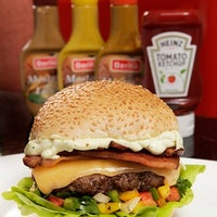 รูปภาพถ่ายที่ São Paulo Dog &amp;amp; Burger โดย Mauricio G. เมื่อ 6/5/2012