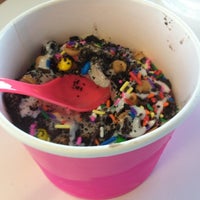 Foto tomada en SnoYo Gourmet Frozen Yogurt &amp;amp; Ice Cream  por Elle S. el 6/17/2012