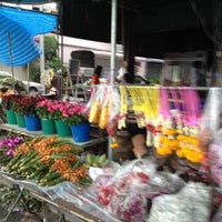 รูปภาพถ่ายที่ ร้านขายดอกไม้ หน้า ร.5 โดย Achisuka J. เมื่อ 6/19/2012