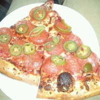 Das Foto wurde bei Santora&amp;#39;s Pizza von Isaias G. am 2/4/2012 aufgenommen