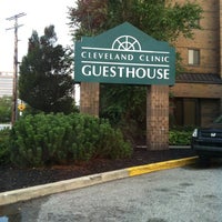 Foto scattata a CCF UU Building (Cleveland Clinic Guesthouse) da Paige B. il 8/15/2012