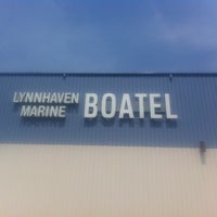 รูปภาพถ่ายที่ Lynnhaven Marine โดย Oliver P. เมื่อ 7/8/2012