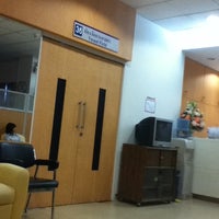 Photo taken at OPD Eye ตึกผู้ป่วยนอกชั้น 5 รพ.ศิริราช by E&amp;#39;noo B. on 6/30/2012