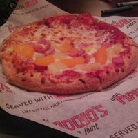 รูปภาพถ่ายที่ Uncle Maddio&amp;#39;s Pizza Joint โดย Elainebow เมื่อ 2/28/2012