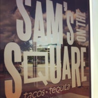 รูปภาพถ่ายที่ Sam&amp;#39;s On The Square โดย Tiffany S. เมื่อ 6/21/2012