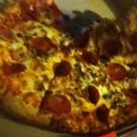 Das Foto wurde bei Happy&amp;#39;s Pizza von Brooke P. am 6/30/2012 aufgenommen