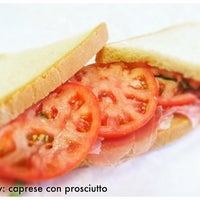 Foto scattata a Cucina Mia Cafe &amp;amp; Deli da Sangria W. il 5/18/2012
