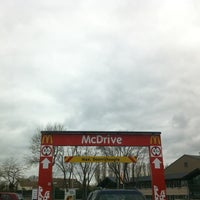 รูปภาพถ่ายที่ McDonald&amp;#39;s โดย JY G. เมื่อ 4/15/2012