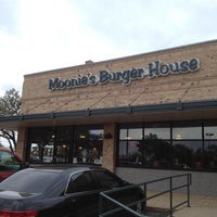 Foto tomada en Moonies Burger House  por Cynthia ❤ S. el 3/16/2012