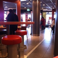 รูปภาพถ่ายที่ McDonald&#39;s โดย Dave D. เมื่อ 3/17/2012