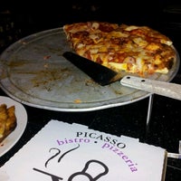 Foto tirada no(a) Picasso Bistro &amp;amp; Pizzeria por Dizzle D. em 7/24/2012