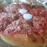 Foto tomada en Rosati&amp;#39;s Pizza  por Vessie S. el 7/20/2012