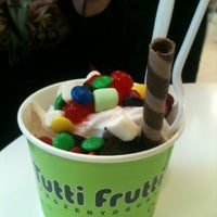 Photo taken at Tutti Frutti Frozen Yogurt by Alicia P. on 3/19/2012
