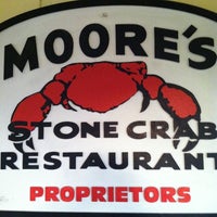 Foto tirada no(a) Moore&amp;#39;s Stone Crab Restautant por Jennifer A. em 7/22/2012