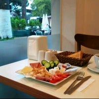 Das Foto wurde bei Pulat&#39;s Cafe &amp; Restaurant von Ersin G. am 2/2/2012 aufgenommen