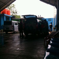 Photo taken at Otoresik Car Wash (Snow Wash System) by Herwinto O. on 4/21/2012