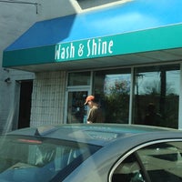รูปภาพถ่ายที่ Wash &amp; Shine โดย Keith J. เมื่อ 4/15/2012