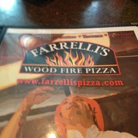 Photo prise au Farrelli&amp;#39;s Wood Fire Pizza par Summer H. le6/14/2012