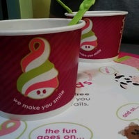 รูปภาพถ่ายที่ Menchie&amp;#39;s Frozen Yogurt โดย Alissa O. เมื่อ 7/26/2012