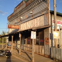 Foto tomada en The Longbranch Smokehouse &amp;amp; Grille  por Mark N. el 5/15/2012
