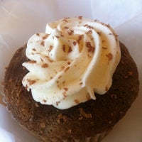 Photo prise au Sugar Magnolia Bakery &amp;amp; Cafe par Annastasshia W. le8/24/2012