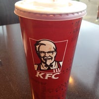 รูปภาพถ่ายที่ KFC โดย Kris d. เมื่อ 3/29/2012