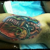รูปภาพถ่ายที่ Rose Tattoo Parlor โดย James K. เมื่อ 3/23/2012
