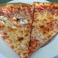 Снимок сделан в Leaning Tower of Pizza пользователем My Coupon D. 6/4/2012