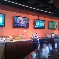 Foto tomada en Upper Deck Grill and Sports Lounge  por Isaiah el 2/5/2012