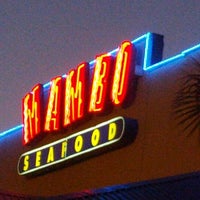 Photo taken at Mambo Seafood by Vicente R. on 7/7/2012