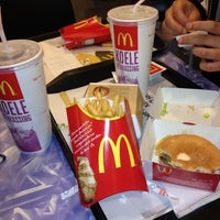 รูปภาพถ่ายที่ McDonald&amp;#39;s โดย Chrissy M. เมื่อ 6/7/2012