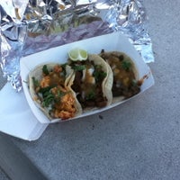 รูปภาพถ่ายที่ Don Chow Tacos โดย Antonio E. G. เมื่อ 2/24/2012