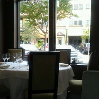 รูปภาพถ่ายที่ Poms Signature Restaurant โดย Nicoli D. เมื่อ 7/30/2012