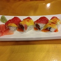 Photo prise au Yellow Tail Sushi &amp;amp; Bar par Taylor R. le3/29/2012