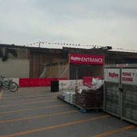 Photo taken at Hy-Vee by Jonathan Z. on 6/30/2012