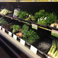 6/30/2012 tarihinde Harry J.ziyaretçi tarafından Caravia Fresh Foods'de çekilen fotoğraf