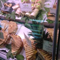 7/16/2012にManuel B.がStrokos Gourmet Deliで撮った写真