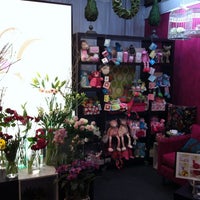 6/5/2012 tarihinde Doug H.ziyaretçi tarafından Ambrosia Designer Florist'de çekilen fotoğraf