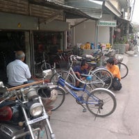 Photo taken at ร้านจักรยานพี่นก by トニー ホ. on 2/2/2012