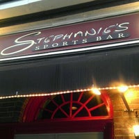 รูปภาพถ่ายที่ Stephanie&amp;#39;s Sports Bar โดย Eazy-E V. เมื่อ 3/30/2012