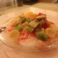 7/21/2012 tarihinde Rachelziyaretçi tarafından Just Sweet Dessert House'de çekilen fotoğraf