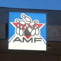 Foto tirada no(a) AMF Spare Time Lanes por B F. em 5/26/2012
