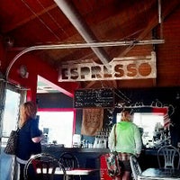 Foto tirada no(a) Roasters Coffee Bar por Scott A. em 4/14/2012