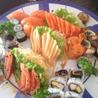 Foto diambil di Sushi Los Ruas oleh Raphael F. pada 3/19/2012