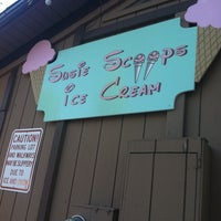 Foto tomada en Susie&#39;s Scoops Ice Cream &amp; Frozen Yogurt  por Toni K. el 6/24/2012