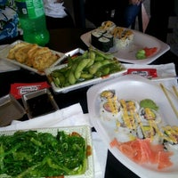Photo prise au Sushi by me! par JoAnna R. le6/14/2012