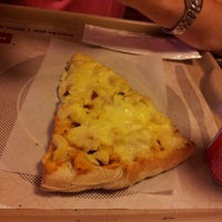 Foto tirada no(a) O Pedaço da Pizza por Marcos F. em 4/13/2012
