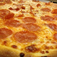 รูปภาพถ่ายที่ Ray&amp;#39;s Pizza โดย Tiffany เมื่อ 8/12/2012