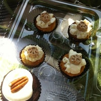 Das Foto wurde bei Sweet Wishes Cafe Gourmet Cupcake Shop von Erica M. am 8/4/2012 aufgenommen